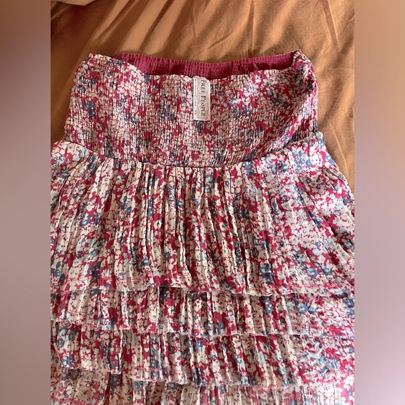 Free people, tiered skirt. Size Med, Like new. Flirty and and flowy - Picture 2 of 3